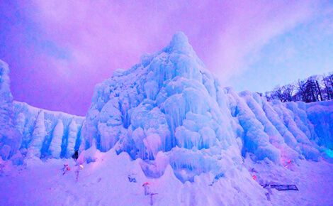 冬の支笏湖では幻想的な世界を体験できる氷濤濤祭りが開催されます
