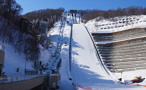 スキージャンプ競技場として現在も使用されている大倉山ジャンプ競技場は、展望台が設置され夜は札幌の夜景を一望できます